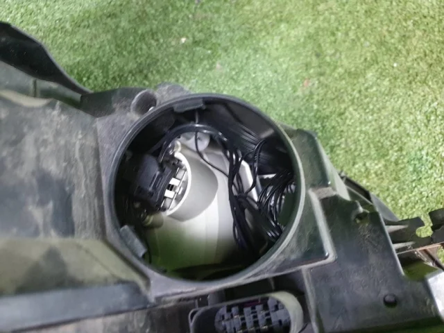 Крышка форсунки фароомывателя левая для Mercedes-Benz C class W204 2007-2014 на фотографиях