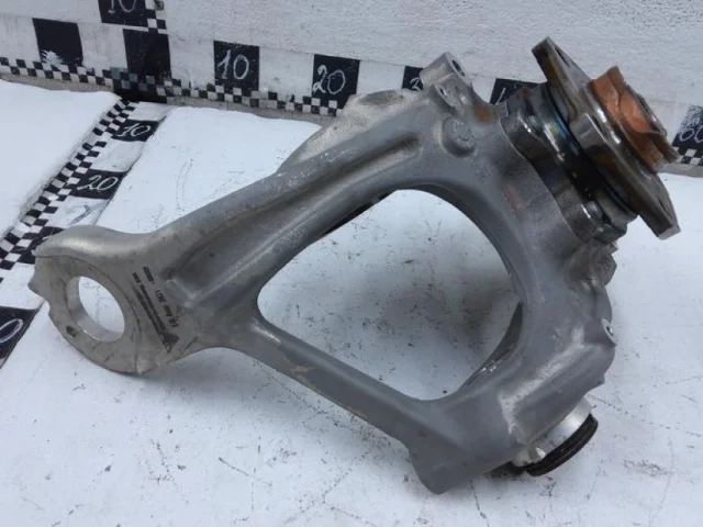 Цапфа задняя левая для Audi A6 C7 2010-2018 на фотографиях