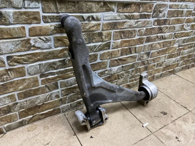 Рычаг передний правый нижний для Volvo XC90 II L 2014-2019 на фотографиях