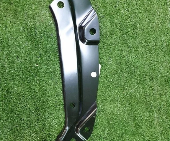 Кронштейн правой фары верхний для Volkswagen Polo V (6C) Седан 2015-2020 на фотографиях