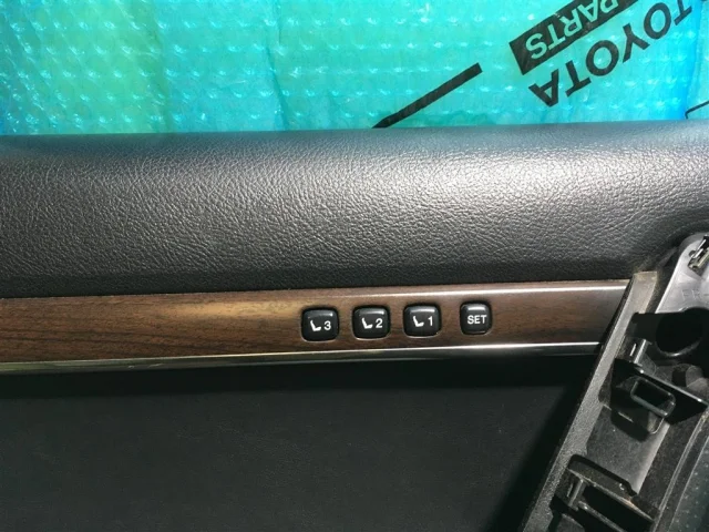 Обшивка двери передняя левая для Toyota Land Cruiser J200 Rest2 2015-2021 на фотографиях