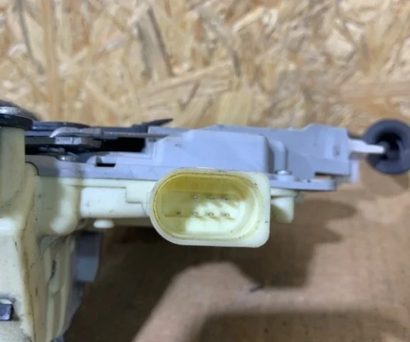 Центральный замок для Volkswagen Passat (B6, Typ 3C) 2005-2010 на фотографиях