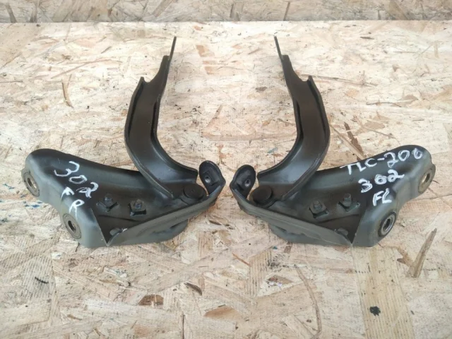 Петля капота левая для Toyota Land Cruiser 200 2007-2015 на фотографиях