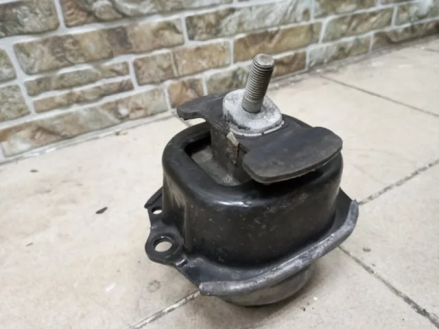 Опора двигателя передняя левая верхняя для BMW X5 Е70 2006-2013 на фотографиях