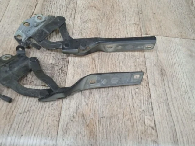 Петля капота левая для Volkswagen Passat (B7) 2010-2014 на фотографиях