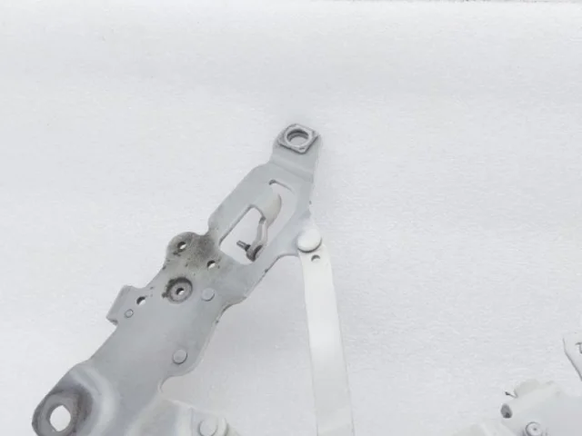 Петля капота левая для BMW 5er Ф10 Rest. 2014-2017 на фотографиях