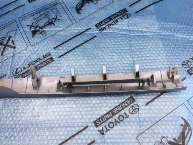 Накладка на торпеду (борода) для Toyota RAV4 XA40 rest 2015-2019 на фотографиях