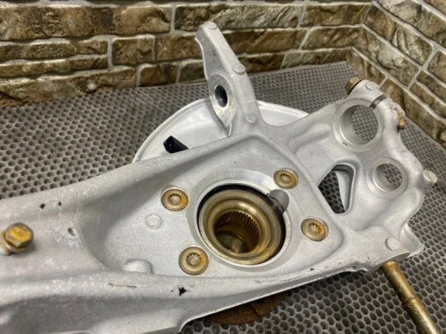 Кулак поворотный левый для Porsche Macan 95B 2014-2023 на фотографиях