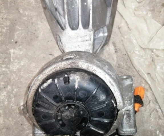 Опора двигателя задняя правая нижняя для Audi A4 B8 2007-2015 на фотографиях