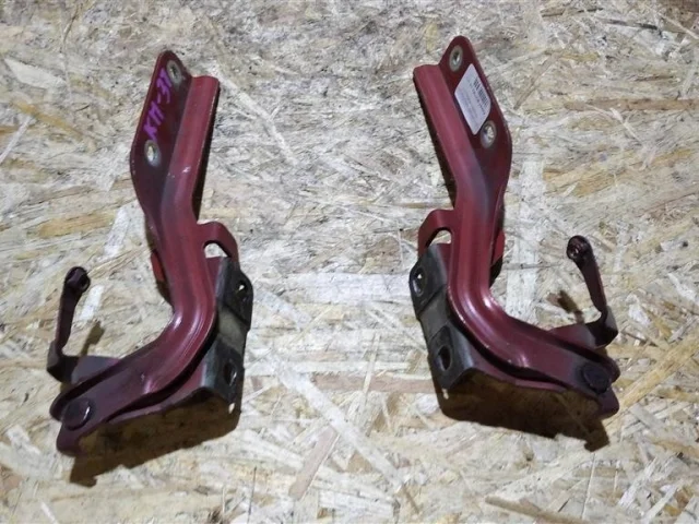 Крепление петли капота для Nissan Juke YF15 rest 2014-2020 на фотографиях