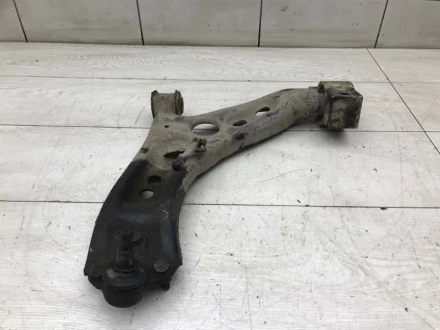 Рычаг передний левый нижний для Skoda Octavia A5 на фотографиях