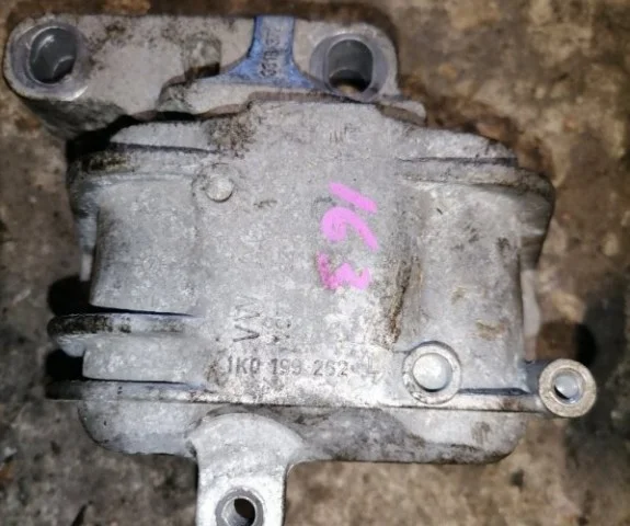 Опора двигателя задняя правая нижняя для Volkswagen Jetta 5 1K 2005-2010 на фотографиях