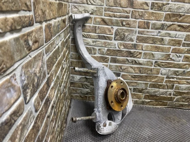 Кулак поворотный левый для Porsche Macan 95B 2014-2023 на фотографиях