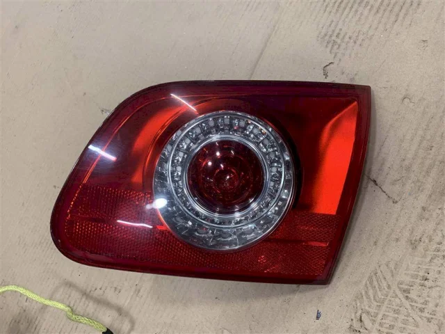 Фонарь внутренний правый для Volkswagen Passat Variant (B6, Typ 3C) 2004-2010 на фотографиях