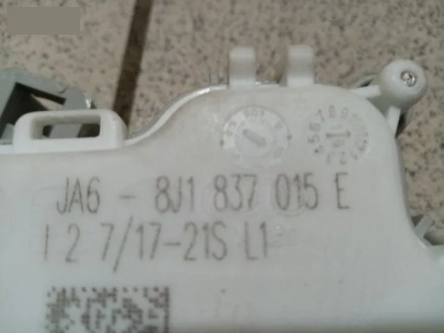 Уплотнитель передней правой двери для Audi A4 B8 2007-2015 на фотографиях