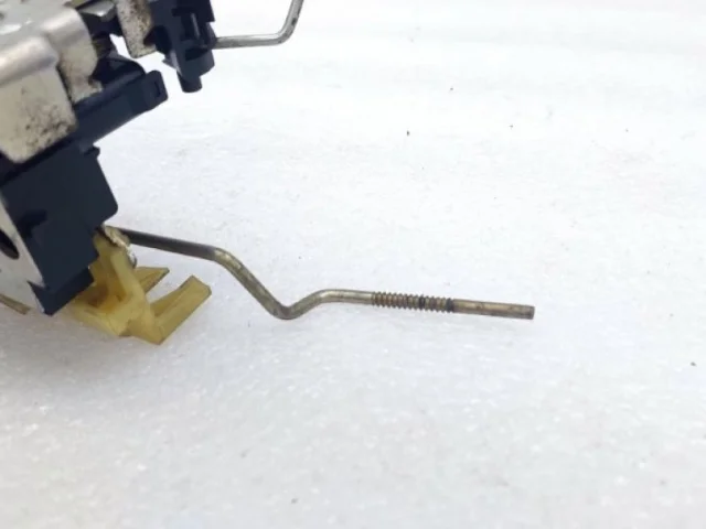 Уплотнитель передней правой двери для Renault Duster HS 2010-2015 на фотографиях