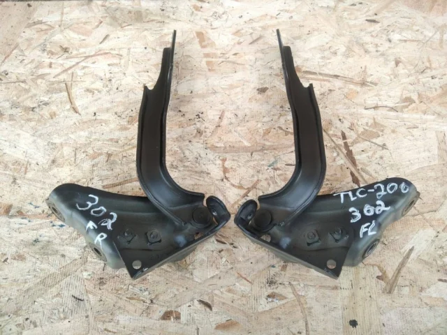 Петля капота левая для Toyota Land Cruiser 200 2007-2015 на фотографиях