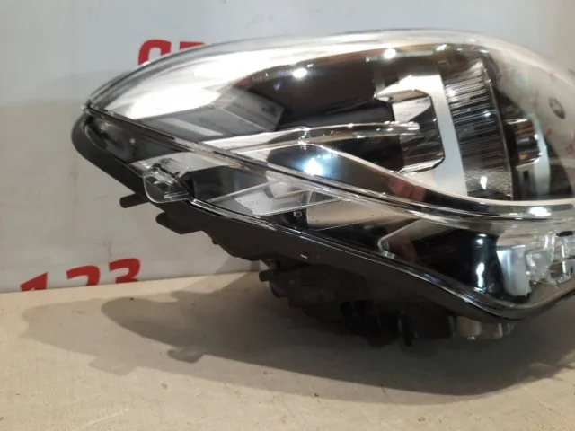 Фара правая для BMW 1er Ф20 rest.1 2015-2020 на фотографиях