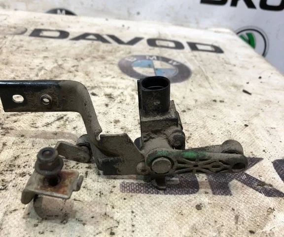 Датчик дорожного просвета передний для Skoda Octavia A7 на фотографиях