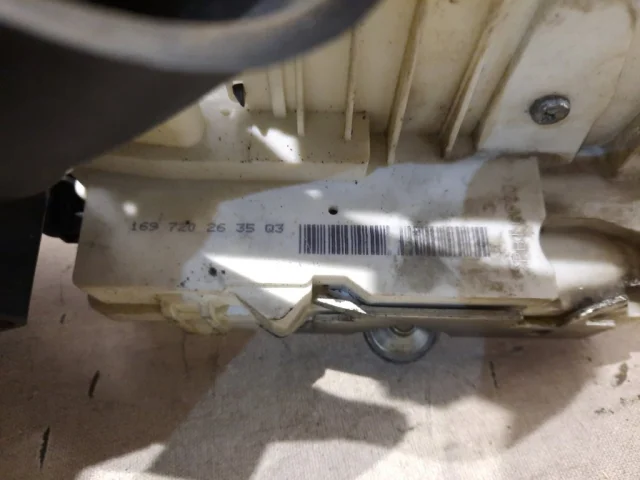 Уплотнитель передней правой двери для Mercedes-Benz M class W164 2005-2011 на фотографиях