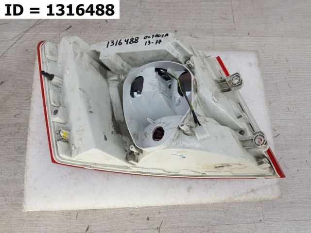 Фонарь правый для Skoda Octavia A7 Tour на фотографиях