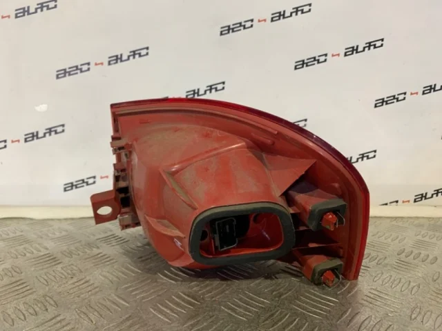 Фары для Volkswagen Passat Variant (B6, Typ 3C) 2004-2010 на фотографиях