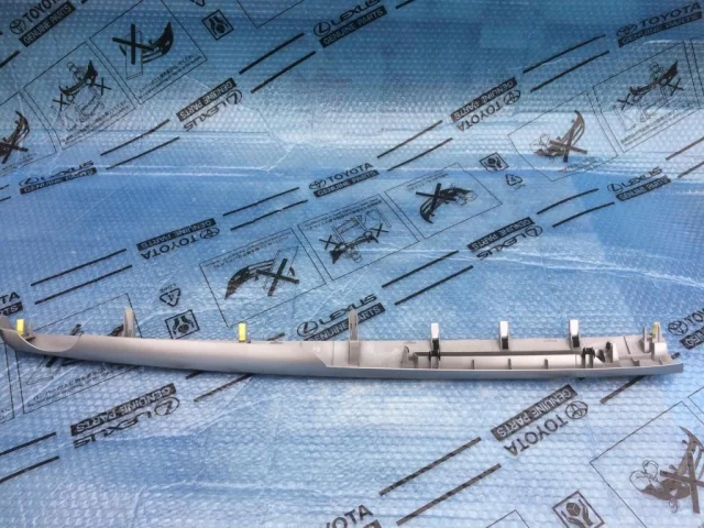 Накладка на торпеду (борода) для Toyota RAV4 XA40 rest 2015-2019 на фотографиях