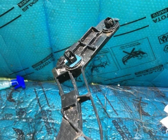 Направляющая бампера задняя правая для Toyota Land Cruiser 200 2007-2015 на фотографиях