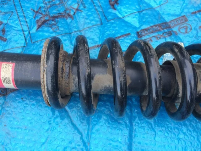 Амортизатор кабины пружинный передний левый для Toyota Land Cruiser 200 2007-2015 на фотографиях