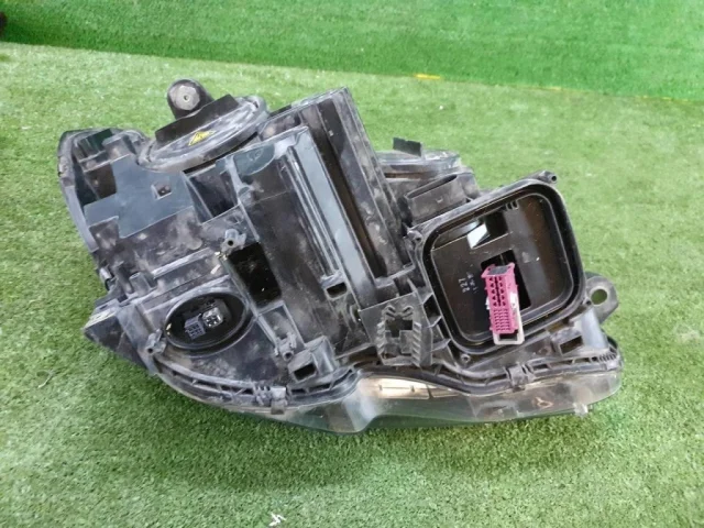 Крышка форсунки фароомывателя левая для Mercedes-Benz C class W204 2007-2014 на фотографиях