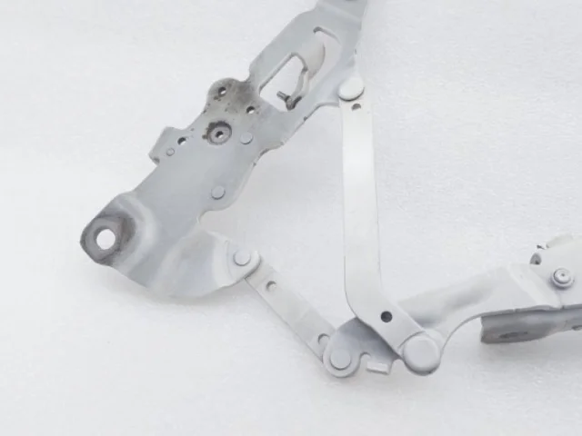 Петля капота левая для BMW 5er Ф10 Rest. 2014-2017 на фотографиях