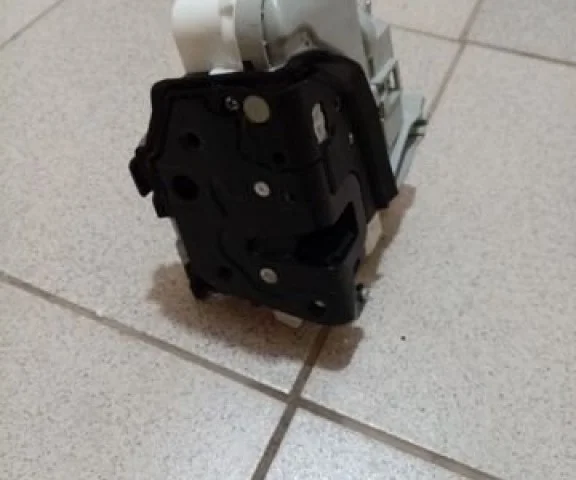 Уплотнитель передней правой двери для Audi A4 B8 2007-2015 на фотографиях