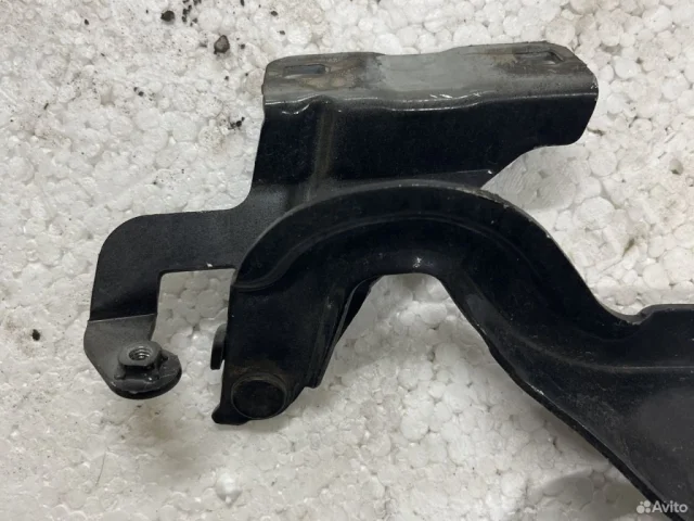 Петля капота левая для Nissan Almera G15 2012-2019 на фотографиях