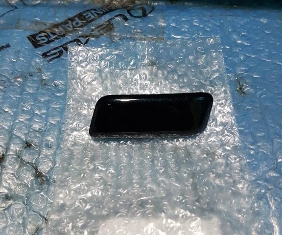 Крышка форсунки фароомывателя левая для Toyota Land Cruiser J200 Rest2 2015-2021 на фотографиях