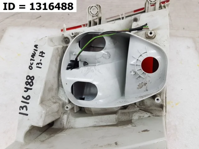 Фонарь правый для Skoda Octavia A7 Tour на фотографиях