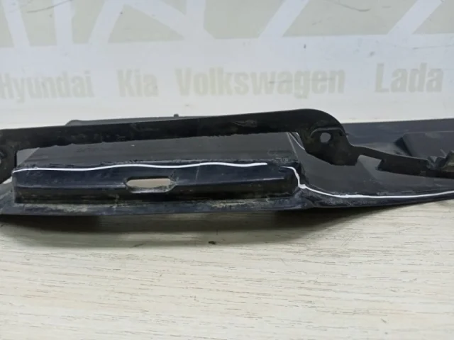 Кожух замка капота для Skoda Octavia A8 на фотографиях