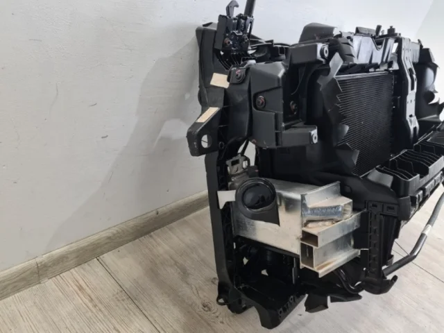 Панель радиатора (телевизор) для Audi Q8 4M 2018-2023 на фотографиях