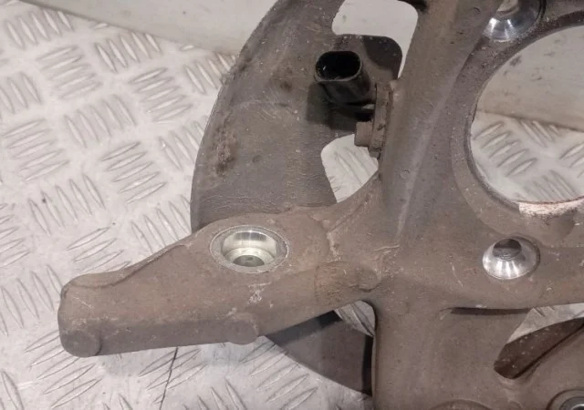 Кулак поворотный правый для Porsche Macan 95B 2014-2023 на фотографиях