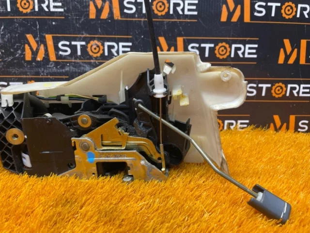 Замок передней правой двери для Mercedes-Benz S class W220 1998-2005 на фотографиях