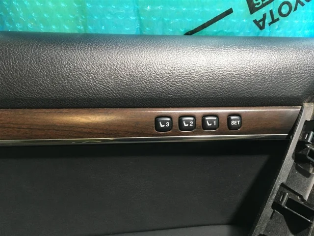 Обшивка двери передняя левая для Toyota Land Cruiser J200 Rest2 2015-2021 на фотографиях