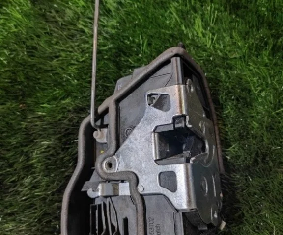 Уплотнитель передней правой двери для BMW 5er Ф10 Rest. 2014-2017 на фотографиях