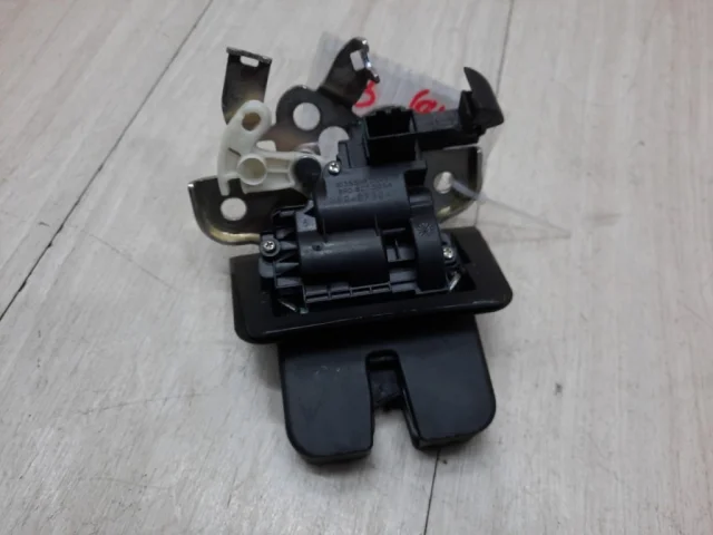 Замок багажника для Skoda Octavia A7 Tour на фотографиях