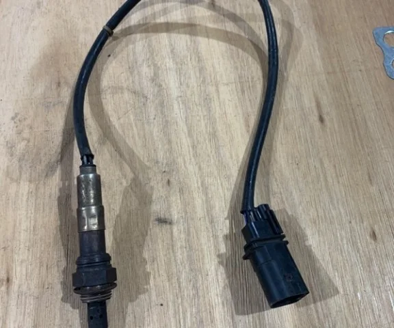 Лямбда-зонд (верхний) для Audi A6 C6 Avant 2004-2011 на фотографиях