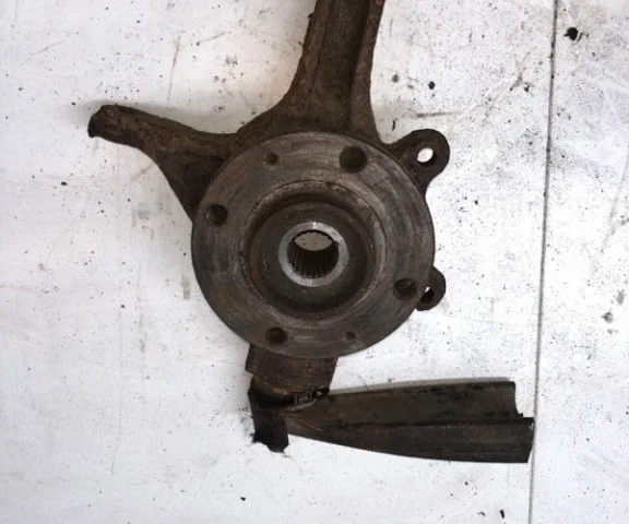 Кулак поворотный правый для Peugeot 308 SW T7 2007-2014 на фотографиях