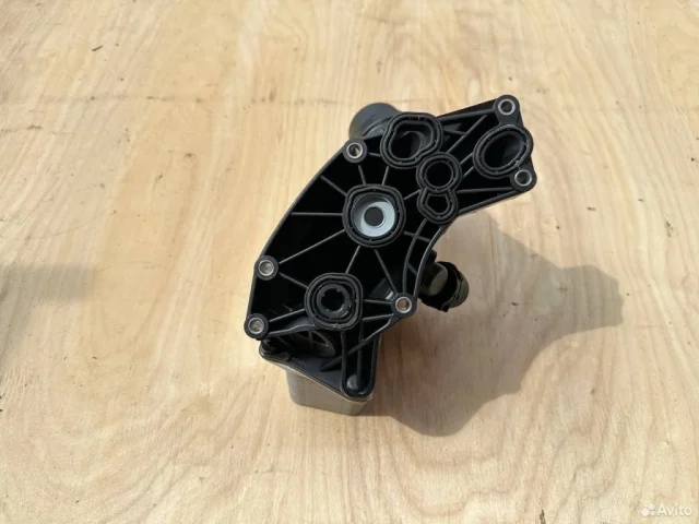 Масляный стакан для BMW 5er G30 2016-2023 на фотографиях