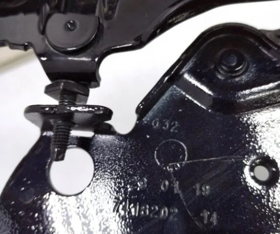 Петля капота левая для BMW X5 G05 2018+ на фотографиях