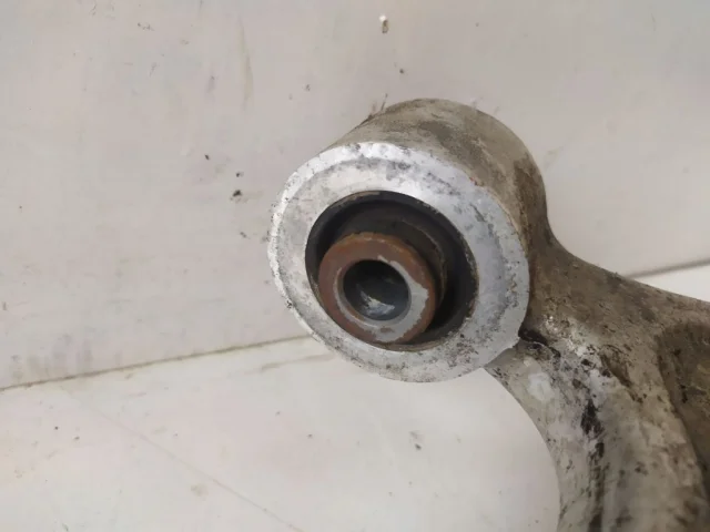 Качающийся рычаг правый для Nissan X-Trail T30 RU 2001-2007 на фотографиях