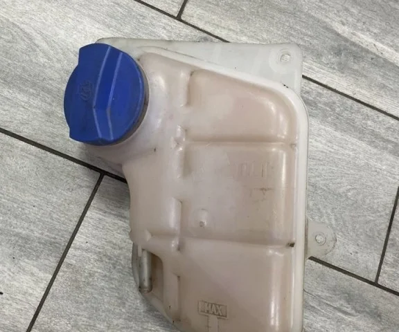 Расширительный бачок радиатора для Audi A4 B7 Avant 2004-2008 на фотографиях