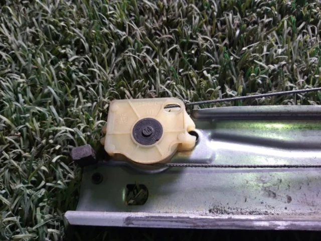 Стеклоподъемник передний правый для Peugeot 308 T7 Кабриолет 2009-2015 на фотографиях