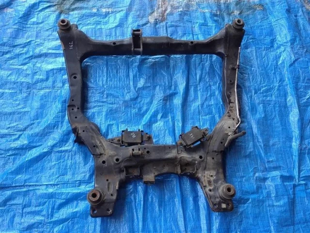 Подрамник двигателя для Nissan Teana J31 2003-2007 на фотографиях